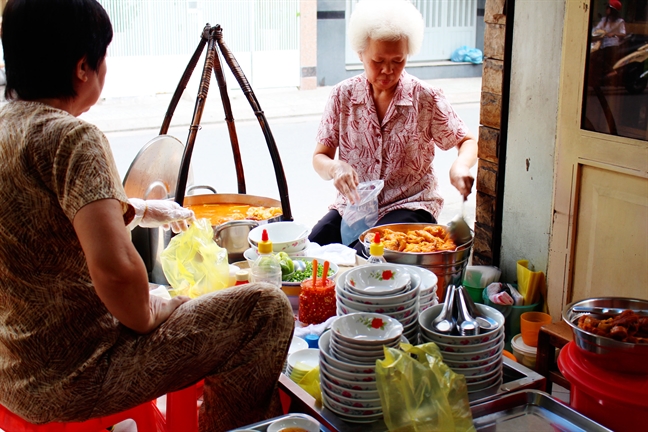 Cửa hàng bánh canh chỉ bán 60 phút mỗi ngày, thu về hàng triệu đô la trên phố Nguyễn Phi Khanh - Tạp chí Phụ nữ