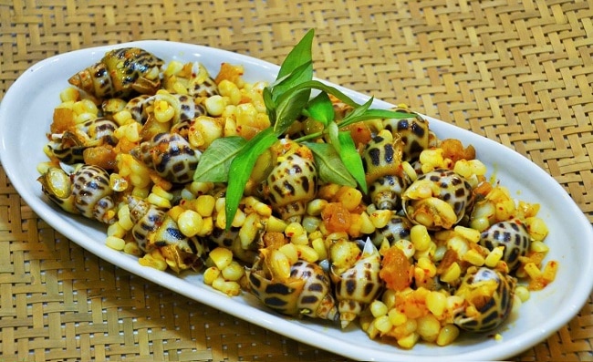 Quán ốc Khánh nổi tiếng với món ốc hương xào tỏi