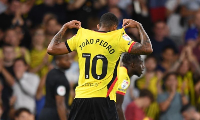 Các nhiệm vụ phòng ngự và tấn công của tiền vệ phải